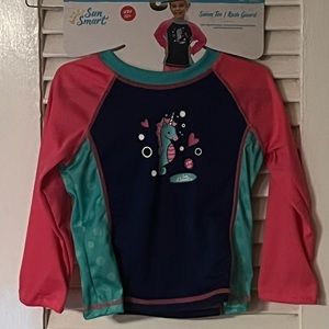 🤩 $5 SALE! 🤩 🎉 HOST PICK 🎉 NWT Sun Smart swim tee/rash guard